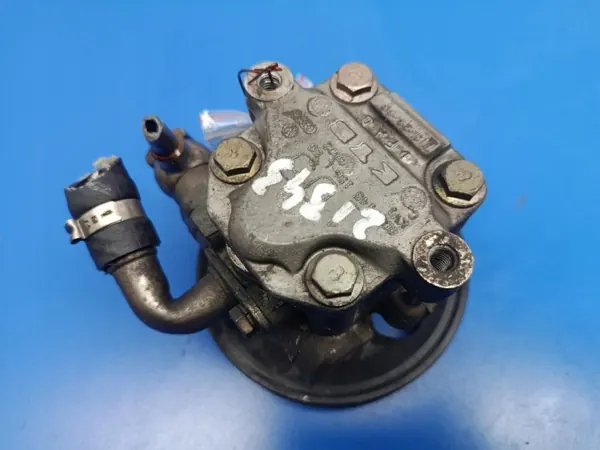 AUDI A4 B5 1.6 Ohjaustehostinpumppu 8D0145156L KYB image 3