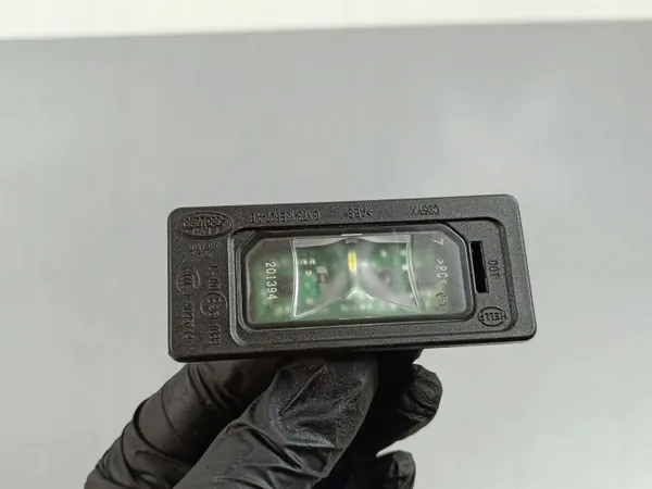 Feu de plaque Jaguar F-Pace OEM FOB6211 image 2