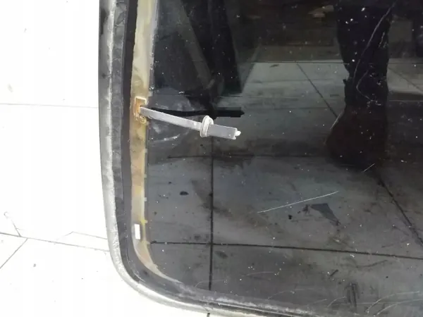Ventana trasera Peugeot Partner OEM ARA310985 Usada image 3