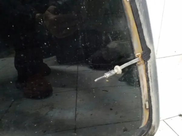 Ventana trasera Peugeot Partner OEM ARA310985 Usada image 4