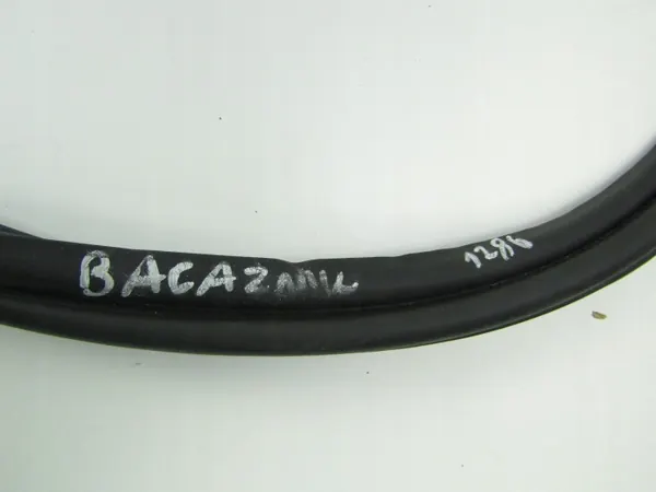 Junta de maletero Volvo EX30 OEM 80000519 - Usado image 3