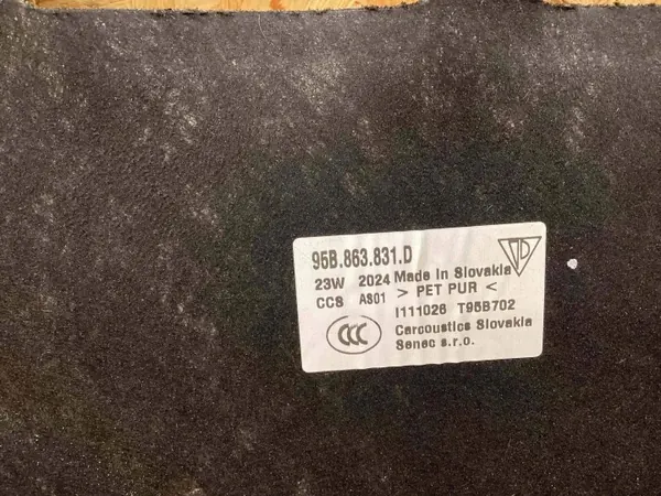 Porsche Macan Motorhaubendämmung OEM 95B863831D image 9
