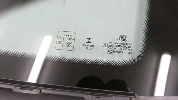 BMW F44 vaste rechter achterzijruit OEM 7483158 image 3