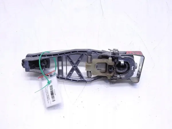 VW Touran Bakdörrhandtag Höger OEM 1T0837886B image 3