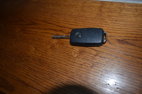 VW Nyckel 5K0837202E image 2