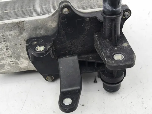 BMW i3 2017 Vaihteistoöljynjäähdytin OEM 7623685 image 3