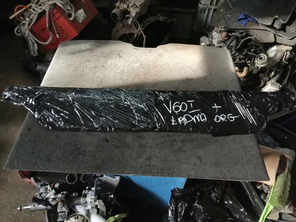 Volvo V60 I 10-18 Rollo de Maletero OEM 39825152 Negro image 7