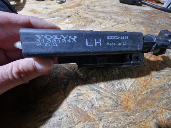 Volvo Koplampveger 31301043 image 3
