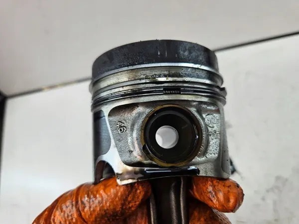 Pistón Audi OE con Biela - Usado image 6