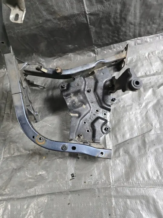 Support d'aile droit OEM 4E0821138F pour Audi A8 image 3