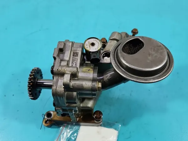 Pompe à huile d'occasion OEM 10356331 pour Opel Astra V 1.4T image 4