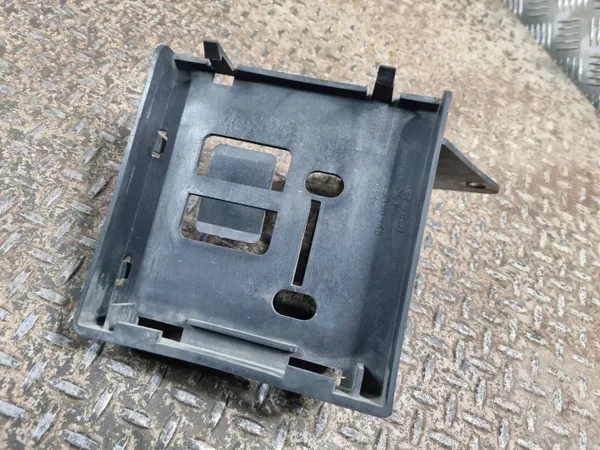 Moottoritietokoneen kiinnike OEM 15850348 Cadillac image 2