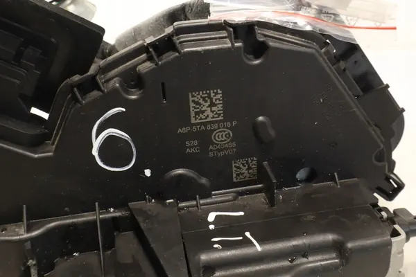 Höger Bakdörrlås SKODA OCTAVIA 2023 1.5L Bensin OEM image 7