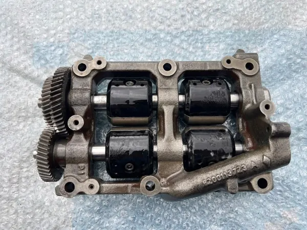 Pompe à huile Renault OEM 8200113723A pour 2.2 dCi image 2