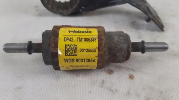 Volvo V60 II 2.0D bränslepump OEM 32130835 image 3
