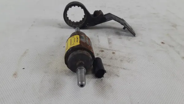 Volvo V60 II 2.0D bränslepump OEM 32130835 image 4
