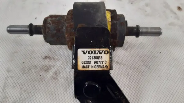 Volvo V60 II 2.0D bränslepump OEM 32130835 image 6