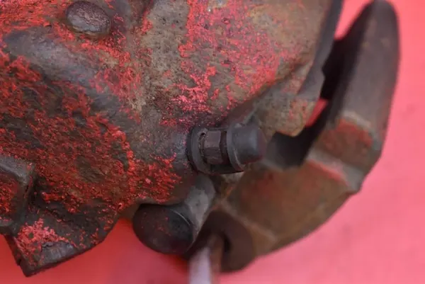 Linke vordere Bremssattel BMW X3 E83 2.0 D 06-10 image 7