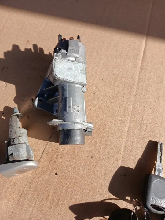 Ontsteekslot-set OEM STACYJKA WKŁADKI KLUCZYKI KOMPLET ORYGINAŁ SKODA FABIA I image 6