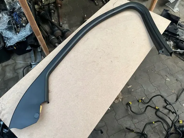OEM 156108477 Etu oikea tuulilasinlista Alfa Giulia image 2