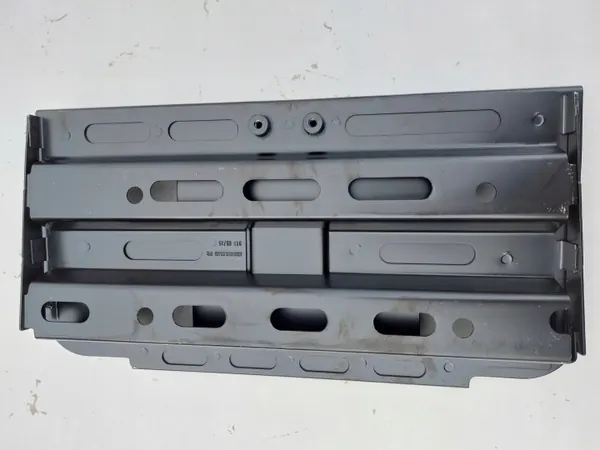 Audi A5 B10 Metallbasis OEM 8B3915514B - Gebraucht image 3