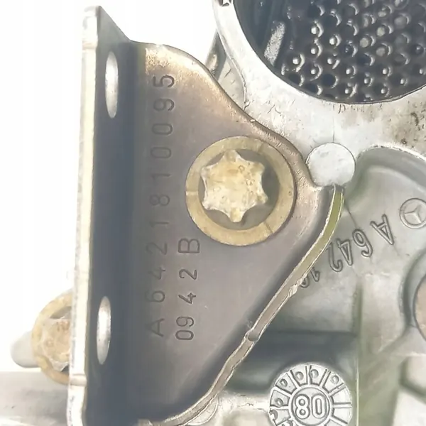 Bomba de óleo Mercedes-Benz OEM A6421810547 - Usado image 4
