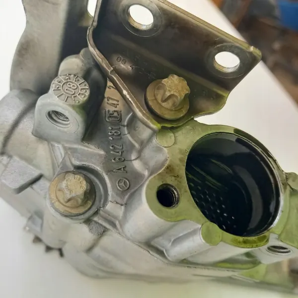 Bomba de óleo Mercedes-Benz OEM A6421810547 - Usado image 8