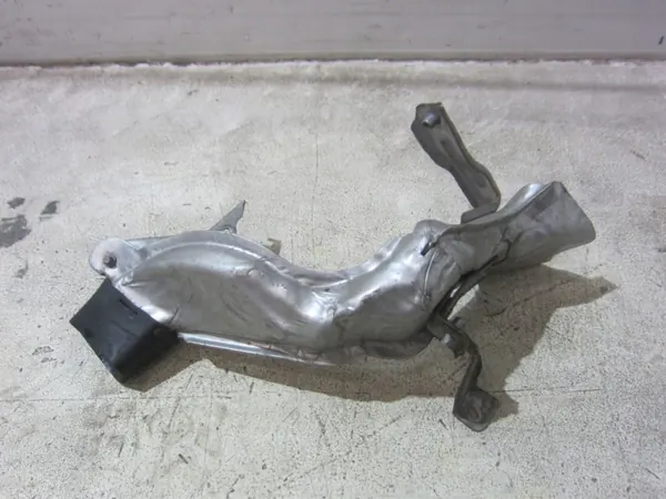 Protector térmico turbo BMW X1 F48 OEM 7618371 - Usado image 7