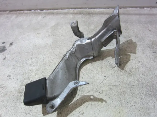 Protector térmico turbo BMW X1 F48 OEM 7618371 - Usado image 8
