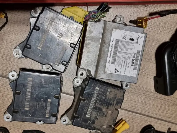 Lancia Voyager Grand Voyager 08-20 Seat Belt Tensioners Left Right image 2