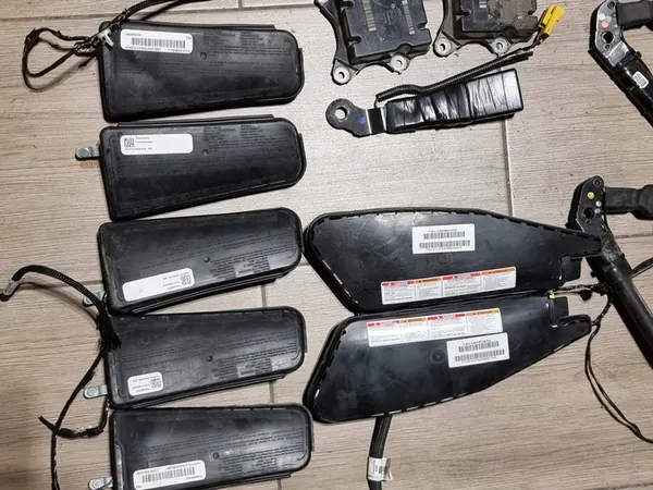 Lancia Voyager Grand Voyager 08-20 Seat Belt Tensioners Left Right image 3