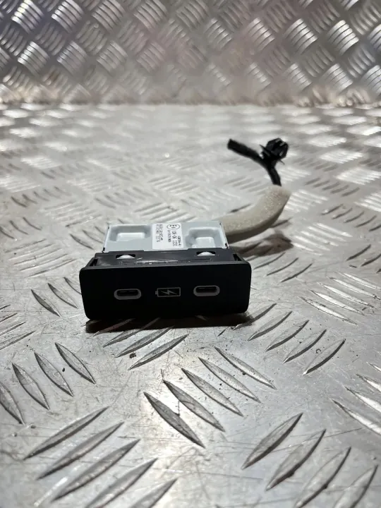 Toma USB-C OEM 8A350-TJB-A013-M1 para Honda ZR-V image 2