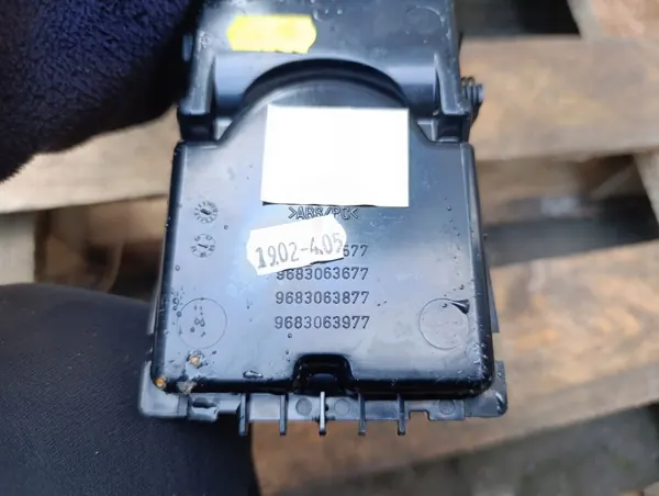 Mukiteline OEM 9683063977 Peugeot 407 kojetaulu image 6