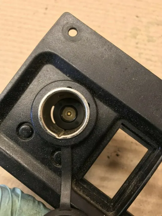 Enchufe 12V delantero OEM 6K0857061 para Seat Cordoba image 4