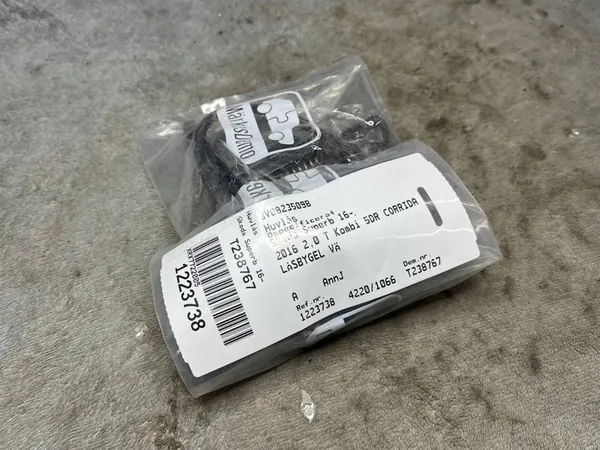 SKODA SUPERB III Motorhuvudlås 3V0823509B image 2