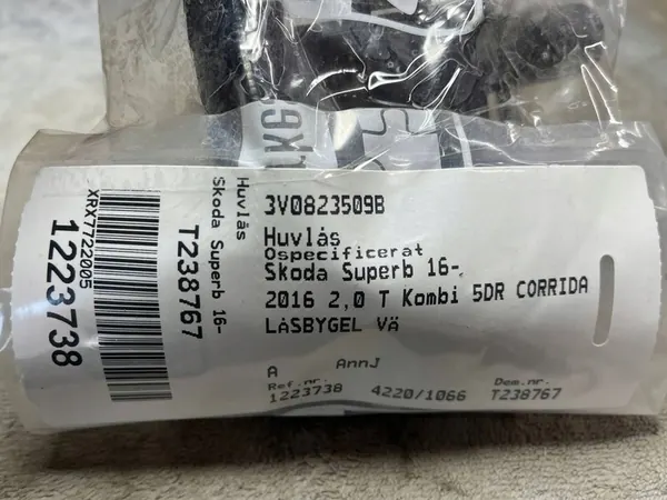 SKODA SUPERB III Motorhuvudlås 3V0823509B image 3