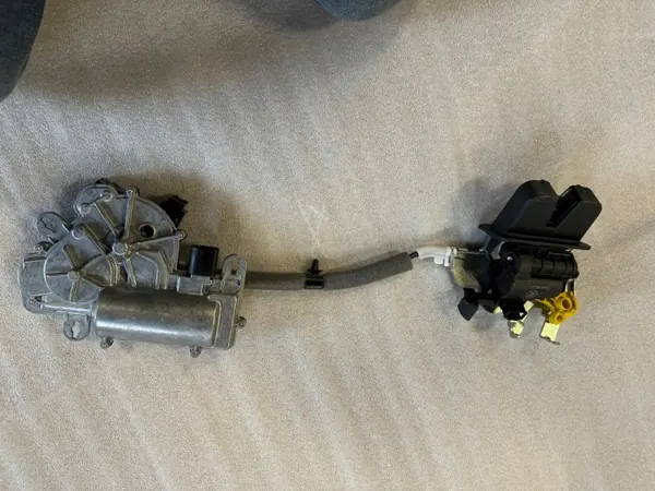 Verrou de coffre Audi A7 C8 OEM 3V5827887C - Occasion image 3
