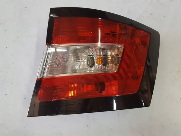 Lámpara trasera derecha SKODA FABIA III 6V9 image 2