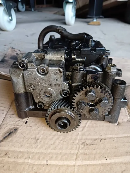 Olje pump VW Audi 2.0 TDI | 03L103537 image 8