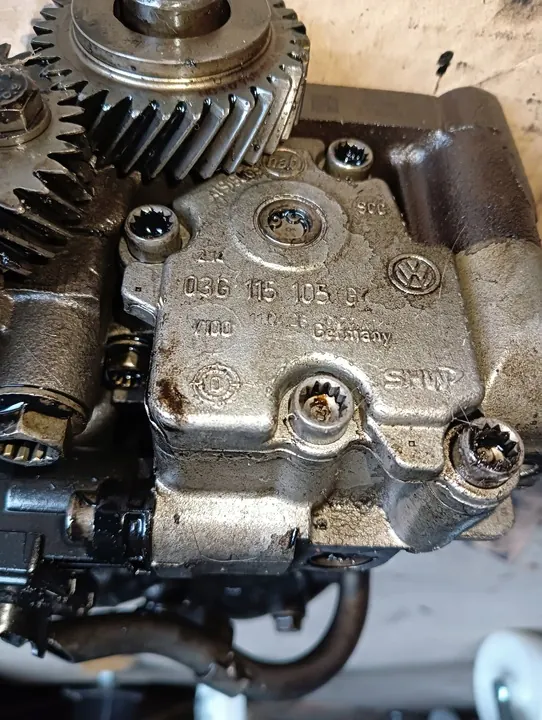 Olje pump VW Audi 2.0 TDI | 03L103537 image 9