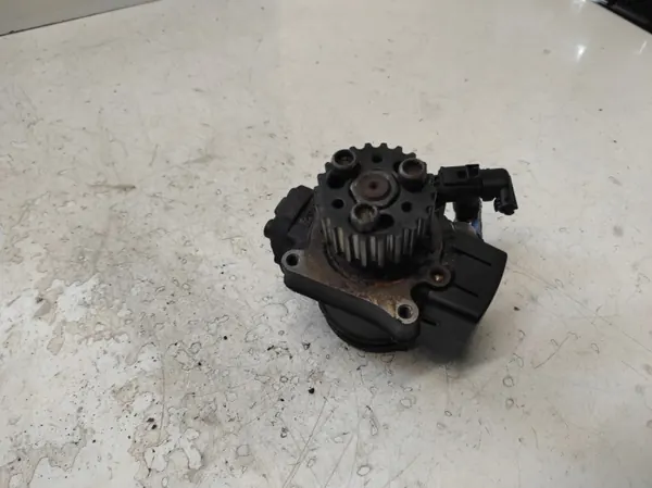 Skoda OE 03L130755E ruiskutuspumppu käytetty image 5