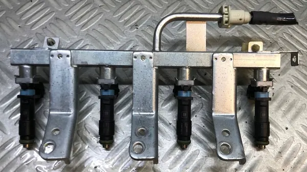 CHEVROLET SPARK M300 1.2 B Injectoren 96800843 Rail image 2