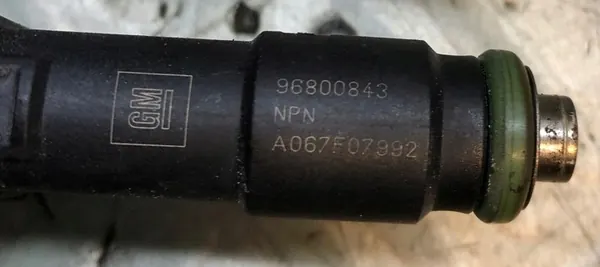 CHEVROLET SPARK M300 1.2 B Injectoren 96800843 Rail image 3