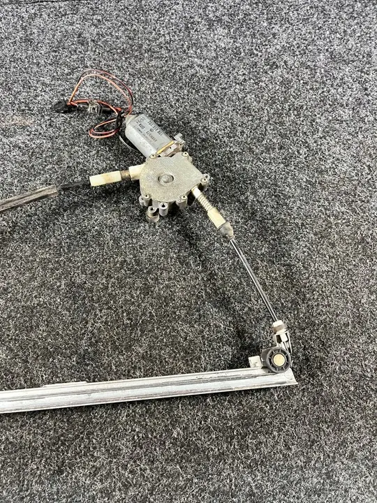 Regulador de janela dianteira esquerda VW Transporter T4 701837501C image 4