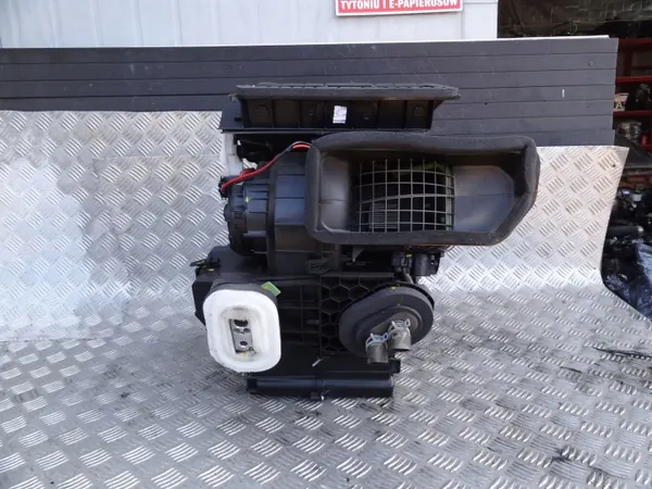 Núcleo do aquecedor Dacia Duster II OEM 272707351R - Usado image 6