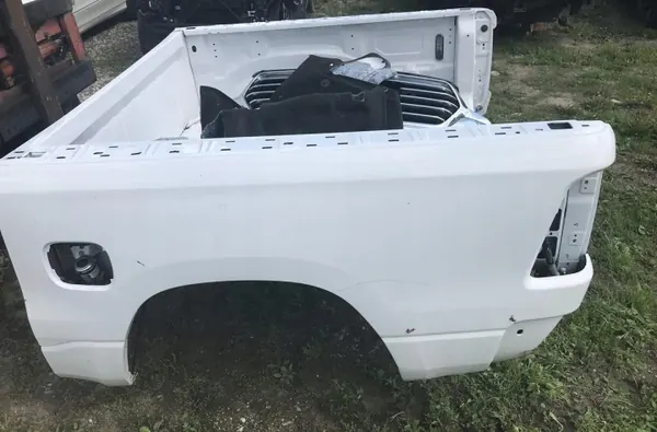 Aile arrière Dodge RAM 2019-2023 OEM P688565AD image 4