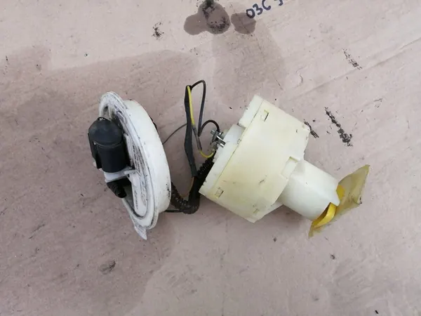 Brandstofpomp Audi A4 B6 3.0B DRC74498 image 2