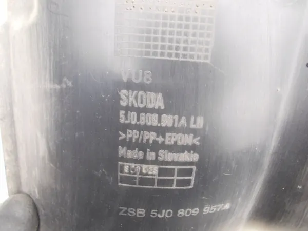 Vasemman etuosan muovinen lokasuoja Skoda Fabia II Roomster image 5