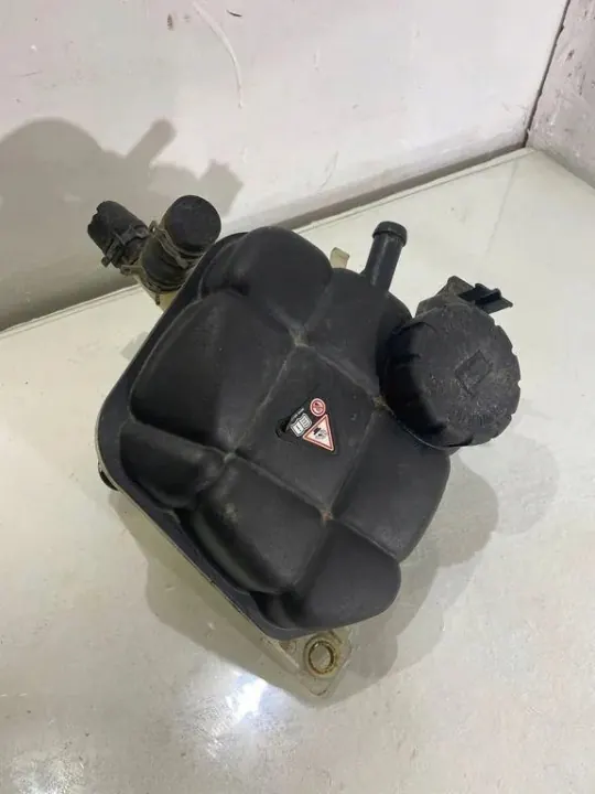 Mercedes GLE W166 Tasoitussäiliö OEM 1665000049 image 5