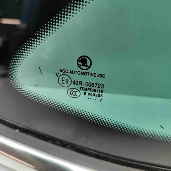 Skoda OE 3V9845298L Heck rechts Scheibe image 5